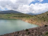 Ausblick vom Murtaza Staudamm in den Melendiz Dağı Bergen